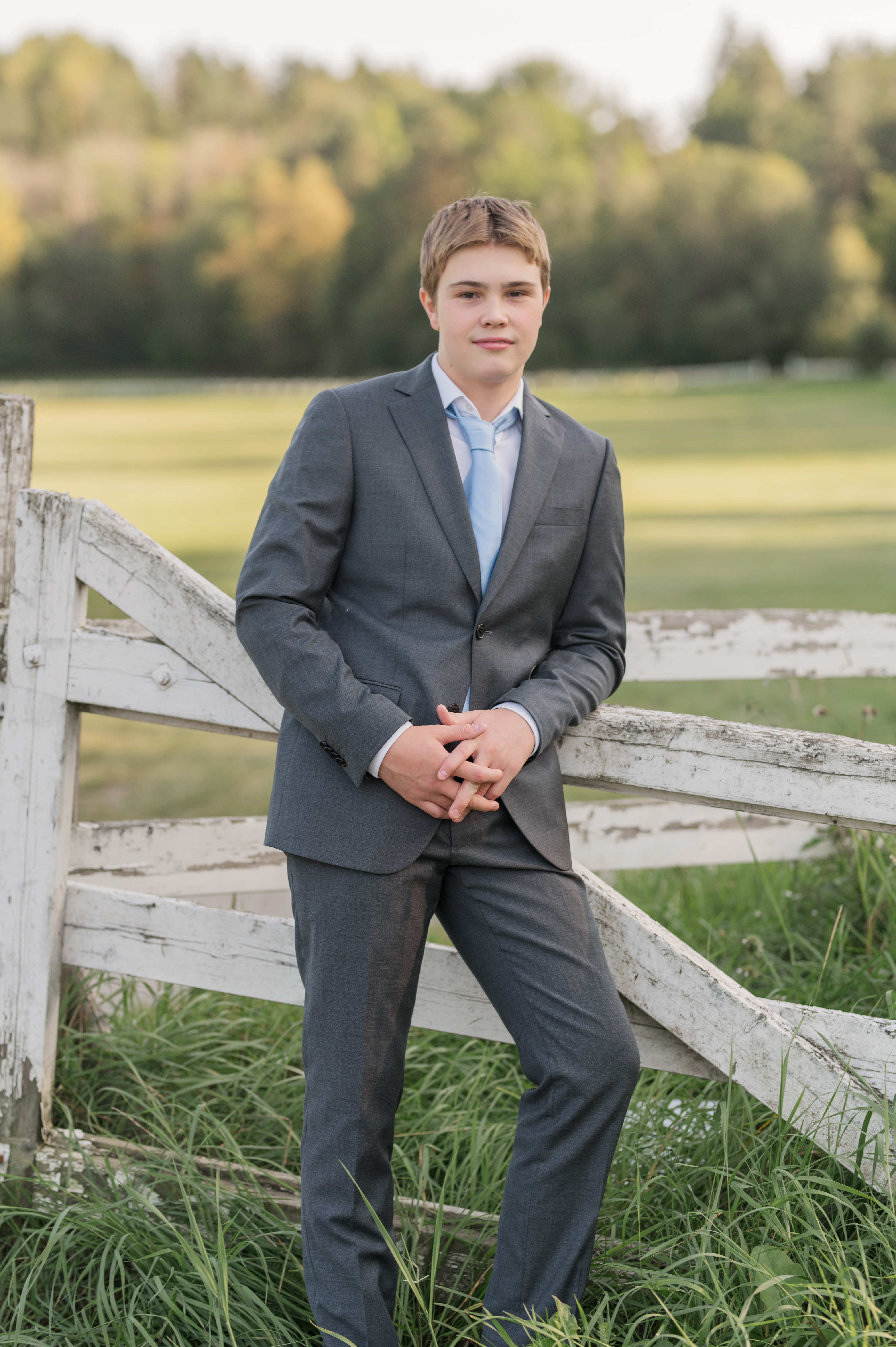 Konfirmantfotografering - Gutt i grå dress med blått slips 